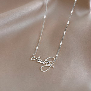 Collier pendentif initial <span class=keywords><strong>Audrey</strong></span> réglable en acier titane plaqué or, chaîne avec lettre <span class=keywords><strong>Audrey</strong></span>, collier ras du cou - Product Image 3