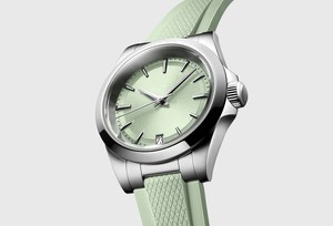 Montre de sport entièrement noire avec cadran vert, marqueurs lumineux et bracelet en caoutchouc texturé Longinesing - Product Image 3