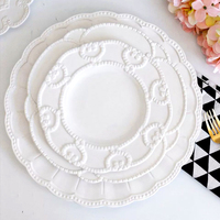 Service de vaisselle de luxe en porcelaine fine blanche à motif floral, assiettes de présentation de mariage en céramique gaufrée, plats de cuisson créatifs émaillés pour la maison