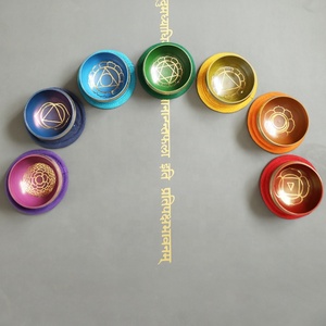 Ensemble de bols chantants tibétains de sept couleurs de chakras de 3 pouces, fabriqués à la main, bol de méditation, de yoga et de guérison. - Product Image 2