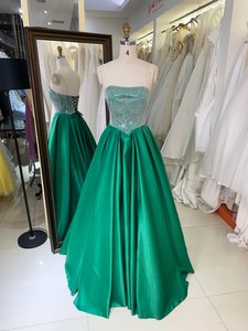 Abito da ballo <span class=keywords><strong>verde</strong></span> <span class=keywords><strong>smeraldo</strong></span> senza spalline con corpetto in strass, in raso, lungo fino al pavimento, con allacciatura posteriore - Product Image 1