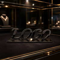 Stand Logo Logam Desktop Kustom Hitam Titanium 3D Berlapis Elektroplating Paduan Logam untuk Konter Perhiasan Ukuran dan Font Dapat Disesuaikan Premium IP65