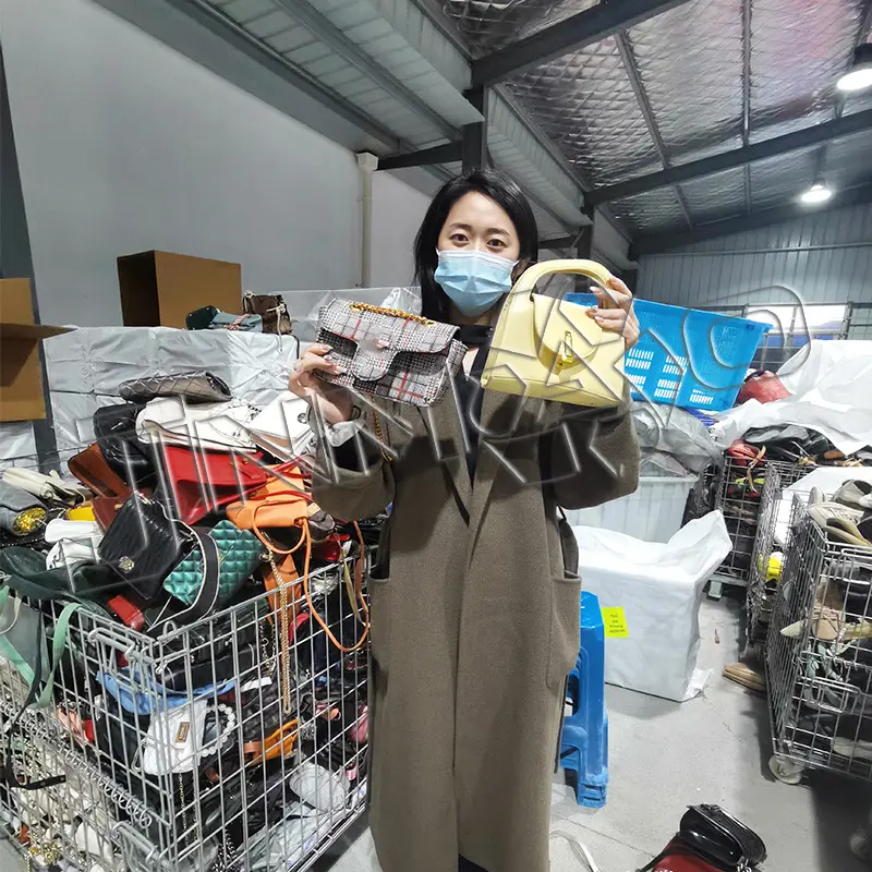 Recipiente de atacado de fábrica com mistura de bolsas de ombro de couro para mulheres, sacolas usadas com caixa de papel