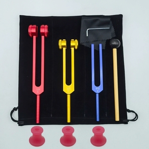 Ensemble de diapasons en alliage d'aluminium de qualité supérieure, trois pièces, en couleurs rouge, or et bleu, avec base pour la thérapie sonore - Product Image 4