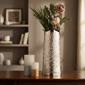 Moderno Florero de Metal Plateado Hecho a Mano para Bodas - Product Image 3