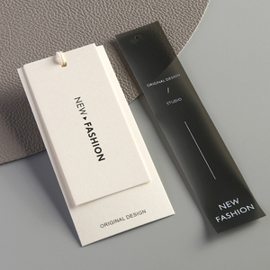 Venta al por mayor de lujo logotipo personalizado en relieve ropa etiqueta colgante de papel grueso etiqueta colgante de ropa blanca doblada etiquetas y etiquetas - Product Image 3