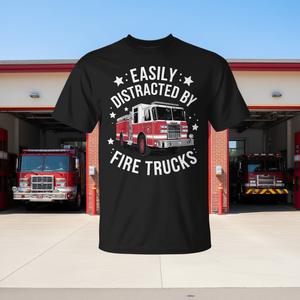 Camiseta de bombero con diseño de camión de bomberos, estampado gráfico que puede ser fácilmente distraído por los camiones de bomberos - Product Image 3