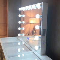 Vente en gros d'usine, table de maquillage moderne de style américain, magasin de cosmétiques commercial, table de maquillage en verre blanc, miroirs éclairés par LED, lumières réglables