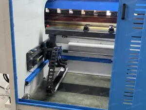 Máquina dobladora de frenos de prensa hidráulica CNC 40T2500 con sistema TP10S