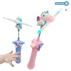 Moulin à vent de <span class=keywords><strong>licorne</strong></span> clignotant à led Musique électrique rotative Bâton magique à main pour enfants Jouets lumineux - Product Image 2
