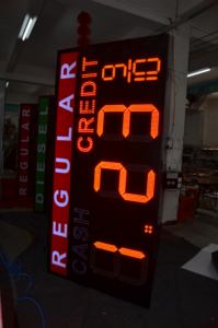 Placa de Preço de Combustível LED para Exterior, 7 Segmentos, 888 9/10, para Diesel Regular, com opções de 15, 18, 20, 22, 24, 32 e 18 polegadas, e opções de pagamento em dinheiro/cartão. - Product Image 4