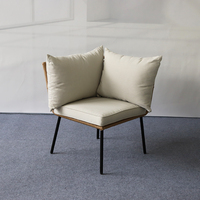 Ensemble de canapé d'angle bleu marine avec table basse ovale en verre, mobilier de patio en osier avec pieds noirs pour jardin