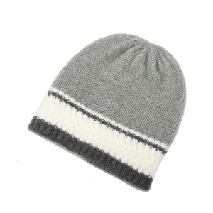 Vente en gros bonnet à motif tricoté avec pompon et étiquette personnalisée