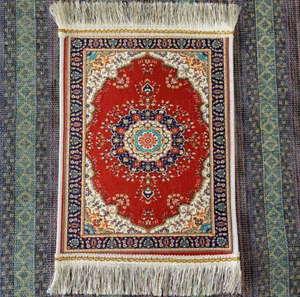 Tapis de prière portable en soie glacée antidérapant et lavable pour le Hajj, idéal pour l'avion et la maison – Articles ethniques musulmans - Product Image 1