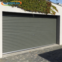 Porte de garage sectionnelle commerciale robuste pour les entrées de centres commerciaux et de parcs de stationnement d'usines
