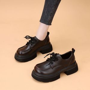 Meilleures ventes : Mocassins à semelle épaisse en PVC/PU pour femmes |   Chaussures de marche imperméables à lacets 2026 style britannique marron amincissantes - Product Image 6
