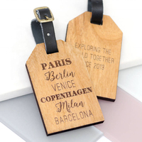 Étiquettes de bagages personnalisées en cuir tendance pour lune de miel - Étiquettes de sac de voyage en bois écologiques résistantes à l'eau pour cadeaux de mariage