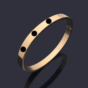 กำไล<span class=keywords><strong>ข้อ</strong></span><span class=keywords><strong>มือ</strong></span>สแตนเลสสตีลแบรนด์ดัง ประดับเพชร CZ สำหรับผู้หญิงและ<span class=keywords><strong>ผู้ชาย</strong></span> ดีไซน์เก๋ทันสมัย - Product Image 3