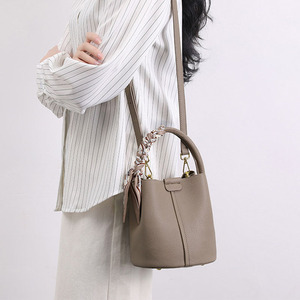 Bolso Tipo Cubo Minimalista Vintage de Cuero Granulado Impermeable con Correa Desmontable y Cierre Magnético para el Uso Diario - Product Image 1
