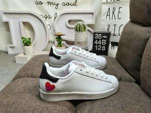 Zapatillas Blancas con Corazones Negros, Logotipo Personalizado, Estilo Slow Walk, Puntera Reforzada, Zapatos Casuales para Damas, Salidas de Fin de Semana - Product Image 1