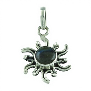 จี้รูปพระอาทิตย์ทำจากหินลาบราโดไรต์และเงินแท้ 925 สำหรับทุกเพศทุกวัย เหมาะสำหรับทุกโอกาส ผลิตจากเมืองชัยปุระ ประเทศอินเดีย - Product Image 1