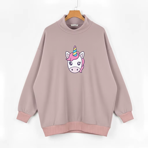 เสื้อสเวตเชิ้ตพิมพ์ลายคอตั้งทรงโอเวอร์ไซส์สำหรับผู้หญิง ปี 2026 ผ้าฟลีซคอตตอนพรีเมียม อุ่นสบายสำหรับฤดูใบไม้ร่วงและฤดูหนาว สวมใส่สบายๆ พร้อมตราสัญลักษณ์และเลื่อม - Product Image 1