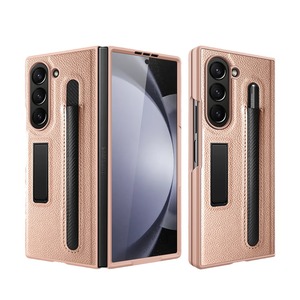 ขาตั้งแบบซ่อนของ Huanmin รุ่นใหม่ ออกแบบมาสำหรับ Samsung Z Flip 6 มาพร้อมที่เก็บปากกาที่สะดวกสบาย และมีลวดลายลายลิ้นจี่ - Product Image 5