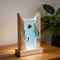Lampe en résine artisanale tortue et plongeur, veilleuse océanique avec base en bois pour la décoration de la maison, de la chambre à coucher, du chevet et du bureau (vente en gros)