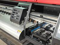 Impresora digital de inyección de tinta de formato ancho de 3200 mm con interfaz Ethernet, colores CMYK para impresión de pancartas y pegatinas publicitarias grandes para exteriores.