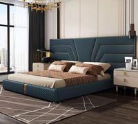 Lit double design italien moderne de luxe avec rangement et deux tables de chevet