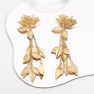 Pendientes Largos de Metal con Borla y Diseño de Flor de Loto para Mujer, Colgantes Extravagantes para un Estilo Único y un Carisma Individual - Product Image 2