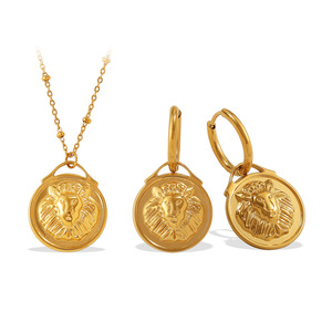 Conjunto de collar y aretes de acero inoxidable con moneda redonda de cabeza de león romano vintage para mujer, aretes con textura abstracta tridimensional. - Product Image 4