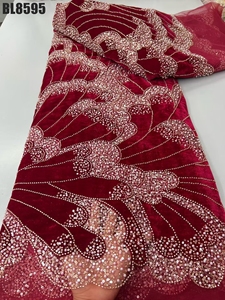 Dentelle guatémaltèque de haute qualité, perles et paillettes faites à la main de style floral pour les fêtes et les mariages - Product Image 4