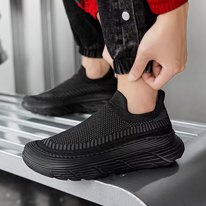 Chaussures de course noires unies pour hommes, à enfiler, en maille respirante, à bout rond, avec semelle extérieure en caoutchouc et semelle intermédiaire en EVA, pour toutes les saisons - Product Image 2