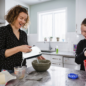 Batidora Eléctrica de Mano de 7 Velocidades y 200W con Batidores de Acero Inoxidable y Ganchos para Amasar, Diseño de Elevación de Tazón para Repostería, Crema, Huevos - Product Image 2
