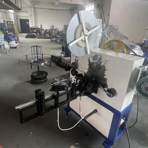 Machine à fabriquer des agrafes en C pour réservoir C12, machine de production d'agrafes en forme de C en treillis métallique - Product Image 4