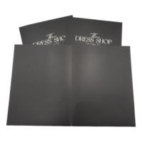 Carpeta de Presentación Negra Personalizada con Diseño en Relieve, Impresión Offset, 2 Bolsillos, Cartón, Logotipo Personalizado, Tamaño A4