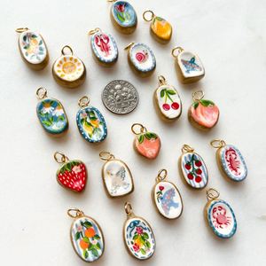 Collier en laiton plaqué or 18 carats pour femme, style vintage, avec pendentif fraise de la série Cartoon, peinture à l'huile DIY et haute résistance des couleurs - Product Image 1