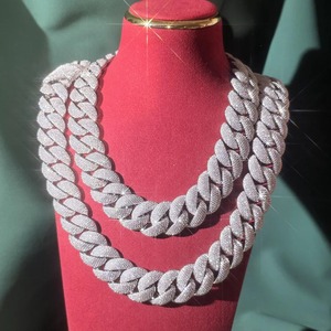 Chaîne cubaine en moissanite diamantée la plus vendue, bijoux de luxe pour collection et accessoires de mode, disponible au prix export. - Product Image 4