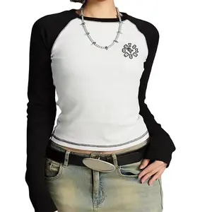 2024アメリカンレトロスタイルの女性用Tシャツホットショルダースウィートクールルーズブラウスロゴボタン付きニット生地