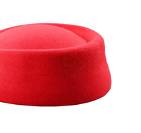 Chapeau Pillbox en feutre de style britannique personnalisé avec fleurs en strass, idéal pour les occasions formelles et l'aviation