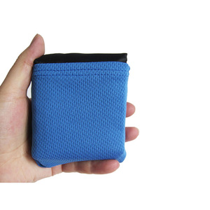 Tapete de Playa Familiar de Secado Rápido para Interiores y Exteriores con 4 Estacas y 4 Bolsillos en las Esquinas - Product Image 1