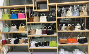 <span class=keywords><strong>Sac</strong></span> fourre-tout carré tressé en cuir véritable pour <span class=keywords><strong>femme</strong></span>, nouveau style saisonnier 2026, à porter à la main ou en bandoulière, idéal pour le quotidien - Product Image 2