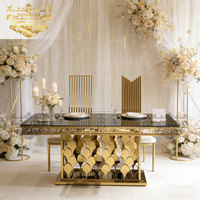 Tables de mariage élégantes avec base dorée festonnée et plateau noir, luxe pour les événements de mariage et les banquets