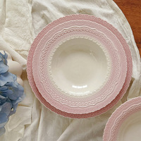 Assiette de présentation en céramique rose vintage à motif dentelle en relief, bord ondulé, blanc os, pour décoration de table de mariage et service de table domestique