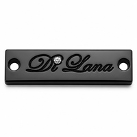 Plaque en aluminium personnalisée avec logo gravé, fixation à languette pour sacs à dos, finition de surface personnalisée, emballage de marque de mode