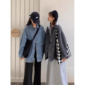 แจ็คเก็ตยีนส์สไตล์เรโทรสำหรับผู้หญิง ฤดูใบไม้ร่วง-ฤดูหนาว ปี 2025 สีน้ำเงิน/ดำ ฮิโรมิ สไตล์ฮาราจูกุ ทรงหลวมทันสมัย แบบเกาหลี ใช้งานได้หลากหลาย - Product Image 2