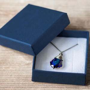 Cajas de Regalo de Joyería de Papel Kraft de Cartón Multifuncionales Biodegradables y Ecológicas con Logotipo Personalizado, Tipo Carpeta con Relieve - Product Image 1