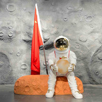 Statue d'astronaute personnalisée, sculpture d'astronaute en fibre de verre avec drapeau pour centre commercial et aménagement de parc pour enfants