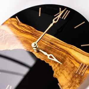 Reloj de Pared de Resina Único con Detalles en Madera, Decorativo, Funcional y Duradero, Perfecto para Sala de Estar o Dormitorio - Product Image 4